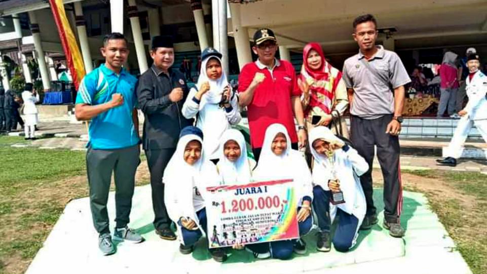 SMP Muhammadiyah 6 Padang saat meraih Juara 1 Lomba Gerak Jalan Tepat Waktu di peringatan Hari Jadi Kota Padang ke-350 Tahun. (Dok. Istimewa)